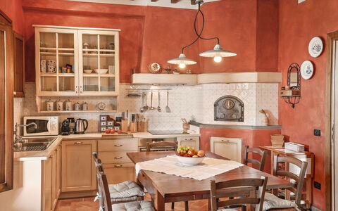 Villa Costa al Bagno: Möbel, Interior Design, Flooring, Küche, Cabinetry, Fussboden, Holz, Stuhl, Decke, Zimmer