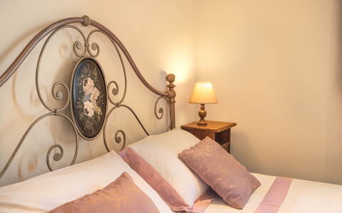 Villa Costa al Bagno: Bett, Schlafzimmer, Bedding, Möbel, Bettdecke, Holz, Linens, Interior Design, Bettrahmen, Fussboden