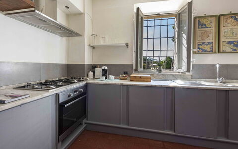 Villa Tambellini de Fondra: Küche, Küchengerät, Major Appliance, Countertop, Herd, Gasherd, Cabinetry, Interior Design, Haushaltsgerät, Herd