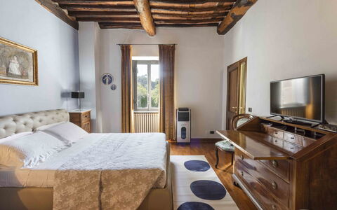 Villa Tambellini de Fondra: Schlafzimmer, Interior Design, Bett, Möbel, Holz, Bettdecke, Bedding, Flooring, Zimmer, Fussboden