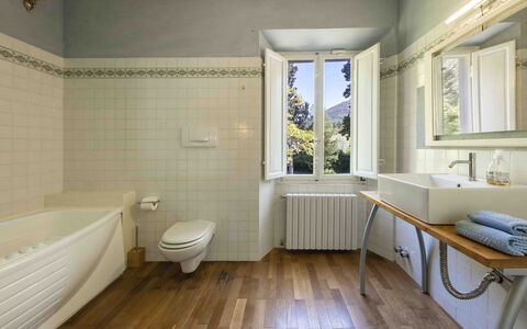 Villa Tambellini de Fondra: Interior Design, Armatur, Wand, Flooring, Badezimmer, Fussboden, Zapfhahn, Decke, Sinken, Installation