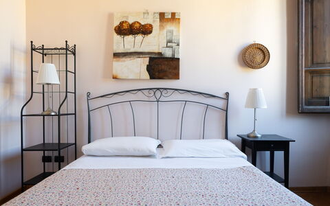 Cuore Di Firenze Apartment: Bett, Möbel, Schlafzimmer, Bedding, Bettdecke, Interior Design, Linens, Bettrahmen, Beleuchtung, Zimmer