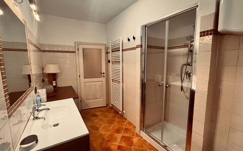 Casa Castelli: Flooring, Fussboden, Armatur, Interior Design, Zimmer, Sinken, Installation, Zapfhahn, Badezimmer, Bad Sink