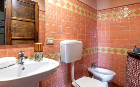 La Casina Cottage: Flooring, Armatur, Interior Design, Fussboden, Badezimmer, Sinken, Zapfhahn, Installation, Bad Sink, Fliese