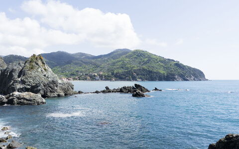 Casa Dolly, Monterosso 5 Terre: Himmel, Blau, Wasser, Gewässer, \Fels, Küste, Bergforms, Küsten Und Ozeanische Forms, Berg, Natürliche Landschaft