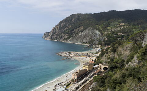 Casa Dolly, Monterosso 5 Terre: Küste, Wasser, Gewässer, Strand, Küsten Und Ozeanische Forms, Bergforms, Meer, Landspitze, Ufer, Berg
