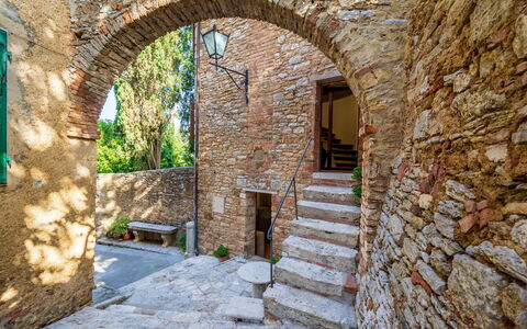 Torre di Serre: Wand, Steinwand, Backstein, Mauerwerk, Flagstone, Cobblestone, Zimmerpflanze, Treppe, Ruinen