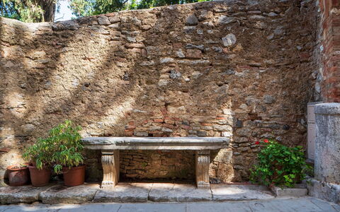 Torre di Serre: Wand, Steinwand, \Fels, Braun, Backstein, Flagstone, Mauerwerk, Außenbank, Gartenmöbel