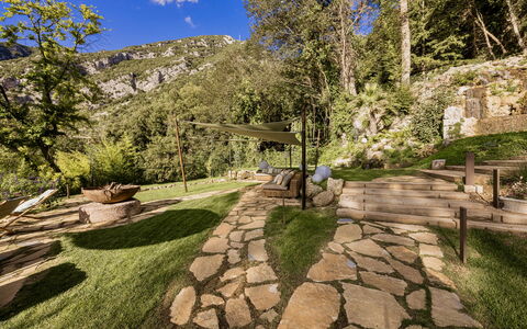 Villa Chiovada: \Fels, Ländliches Gebiet, Gebirge, Senke, Bergstation, Garten, Bedrock, Schatten, Landscaping, Grat