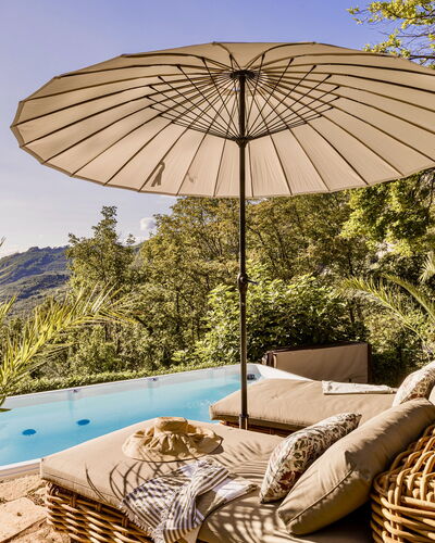 Villa Chiovada: Gartenmöbel, Möbel, Regenschirm, Resort, Schatten, Eco Hotel, Stuhl, Schwimmbad, Freizeit, Sonnenliege