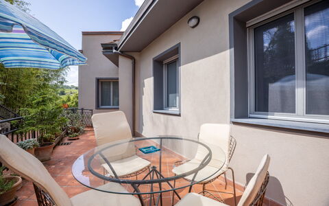 Il Ferrone Apartment with Garden - Greve in Chiant: Zuhause, Möbel, Wohnung, Stuhl, Balkon, Schatten, Daylighting, Holzbeize, Zimmerpflanze, Gartenmöbel