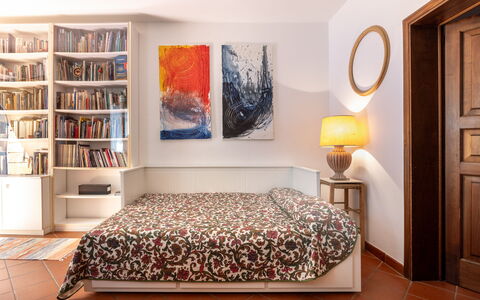 Il Ferrone Apartment with Garden - Greve in Chiant: Möbel, Interior Design, Wand, Flooring, Fussboden, Zimmer, Schlafzimmer, Holz, Bett, Textil
