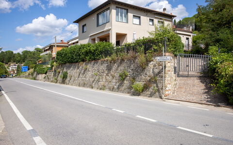 Il Ferrone Apartment with Garden - Greve in Chiant: Gebäude, Fenster, Wohngebiet, Strassenbelag, Haus, Zuhause, Nachbarschaft, Strasse, Die Architektur, Asphalt