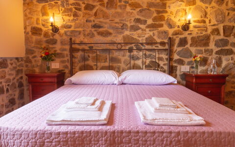 Marina's Lodge: Schlafzimmer, Decke, Backstein, Bedding, Steinwand, Bettdecke, Bett, Bettrahmen, Linens, Holzbeize