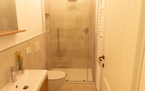 Marina's Lodge: Badezimmer, Armatur, Flooring, Bad Sink, Wand, Fussboden, Interior Design, Sinken, Badezimmerschrank, Spiegel