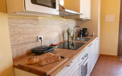 Marina's Lodge: Countertop, Küche, Möbel, Holz, Flooring, Küchengerät, Cabinetry, Essen, Spüle, Interior Design