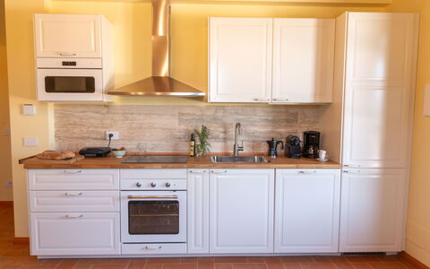 Marina's Lodge: Küche, Cabinetry, Countertop, Küchengerät, Flooring, Holz, Interior Design, Major Appliance, Möbel, Fussboden