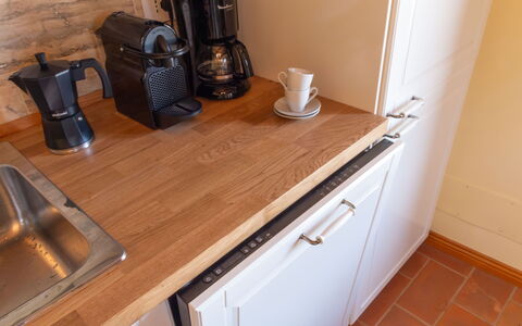 Marina's Lodge: Geschirr, Essen, Küchengerät, Küche, Zutat, Countertop, Holzbeize, Servierware