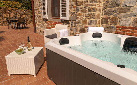 Marina's Lodge: Armatur, Resort, Schwimmbad, Zimmerpflanze, Jacuzzi, Blumentopf, Badewanne, Eco Hotel, Holzbeize