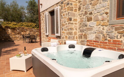 Marina's Lodge: Möbel, Armatur, Resort, Schwimmbad, Badewanne, Jacuzzi, Zimmerpflanze, Stuhl, Eco Hotel