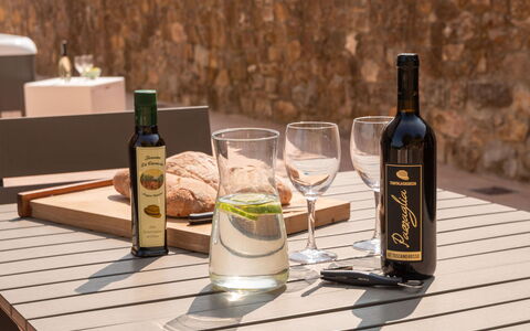 Marina's Lodge: Flasche, Wein, Glasflasche, Weinflasche, Barware