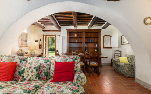 Mulino di Carpineto with Pool Gaiole in Chianti: Möbel, Wand, Zuhause, Flooring, Interior Design, Haus, Tabelle, Couch, Wohnzimmer, Zimmer