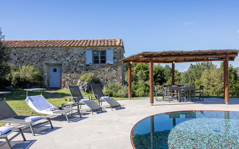 Villa Il Gabbro: Blau, Schwimmbad, Gartenmöbel, Hütte, Estate, Resort, Bauernhaus, Stuhl, Villa, Eco Hotel