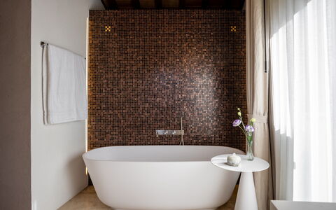 Villa Il Gabbro: Wand, Armatur, Interior Design, Flooring, Badezimmer, Badewanne, Braun, Fussboden, Beleuchtung, Installation