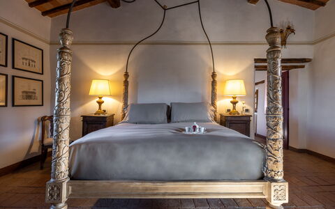 Villa Il Gabbro: Möbel, Interior Design, Flooring, Schlafzimmer, Bett, Fussboden, Beleuchtung, Himmelbett, Bettrahmen