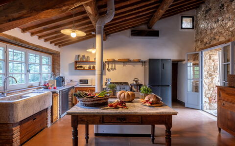 Villa Il Gabbro: Interior Design, Küche, Möbel, Flooring, Holz, Decke, Zuhause, Fussboden, Countertop, Beleuchtung