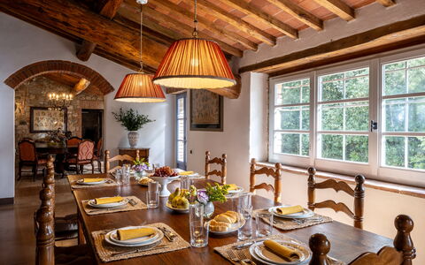 Villa Il Gabbro: Möbel, Interior Design, Wand, Tabelle, Holz, Decke, Flooring, Light Fixture, Stuhl, Esszimmer