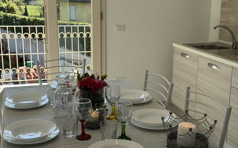 Villa al Glicine Proprietà: Möbel, Geschirr, Interior Design, Tabelle, Flooring, Küche & Esszimmer Tisch, Stuhl, Esszimmer, Beleuchtung, Servierware
