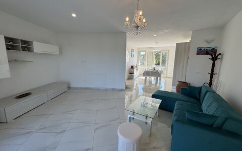 Villa al Glicine Proprietà: Flooring, Fussboden, Interior Design, Möbel, Couch, Decke, Wohnzimmer, Zimmer, Wohnung