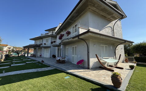 Villa al Glicine Proprietà: Gebäude, Fenster, Wohngebiet, Haus, Zuhause, Dach, Estate, Menschliche Siedlung, Villa, Rasen
