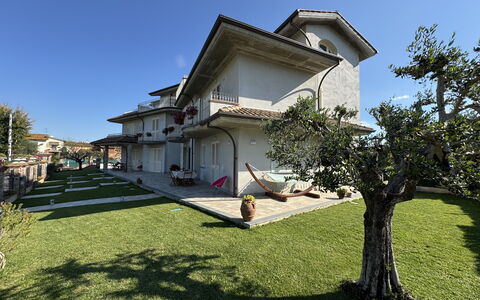 Villa al Glicine Proprietà: Gebäude, Wohngebiet, Haus, Zuhause, Die Architektur, Dach, Estate, Garten, Rasen, Villa
