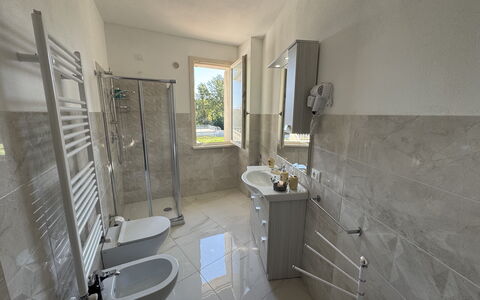 Villa al Glicine Proprietà: Flooring, Armatur, Fussboden, Interior Design, Sinken, Installation, Zapfhahn, Zimmer, Fliese, Badezimmer