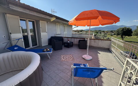 Villa al Glicine Proprietà: Möbel, Gartenmöbel, Zuhause, Stuhl, Balkon, Wohnung, Schatten, Schwimmbad, Resort, Hotel