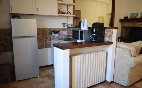 Appartamento la Fontana, Assisi: Möbel, Flooring, Holz, Interior Design, Fussboden, Küchengerät, Zimmer, Countertop, Major Appliance, Küche
