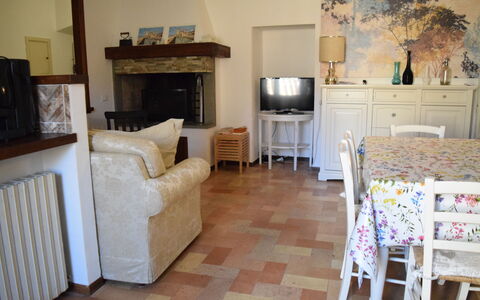Appartamento la Fontana, Assisi: Möbel, Flooring, Interior Design, Fussboden, Holz, Zimmer, Tabelle, Stuhl, Beleuchtung, Wohnzimmer