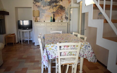 Appartamento la Fontana, Assisi: Möbel, Interior Design, Flooring, Holz, Fussboden, Esszimmer, Stuhl, Tabelle, Küche & Esszimmer Tisch, Zimmer
