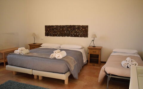 Appartamento la Fontana, Assisi: Möbel, Bett, Schlafzimmer, Bettdecke, Interior Design, Bedding, Holz, Textil, Fussboden, Zimmer