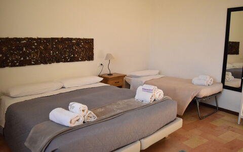 Appartamento la Fontana, Assisi: Bett, Möbel, Schlafzimmer, Bettdecke, Interior Design, Bedding, Fussboden, Bettrahmen, Zimmer, Linens