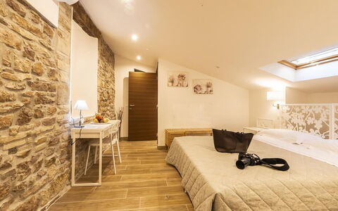 Appartamento la Fontana, Assisi: Interior Design, Möbel, Decke, Schlafzimmer, Holz, Flooring, Fussboden, Textil, Bett, Beleuchtung