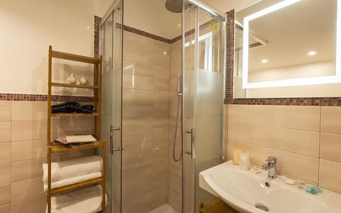 Appartamento la Fontana, Assisi: Badezimmer, Armatur, Flooring, Interior Design, Wand, Fussboden, Spiegel, Sinken, Zapfhahn, Bad Sink