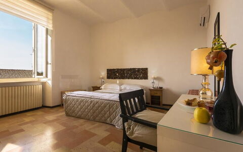 Appartamento la Fontana, Assisi: Möbel, Bett, Interior Design, Schlafzimmer, Wand, Flooring, Fussboden, Zimmer, Bettdecke, Holz