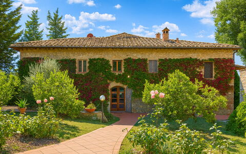 La Novellina – Historic Villa with Pool on an Orga: Strauch, Garten, Haus, Bauernhaus, Estate, Rasen, Landscaping, Garten, Hazienda