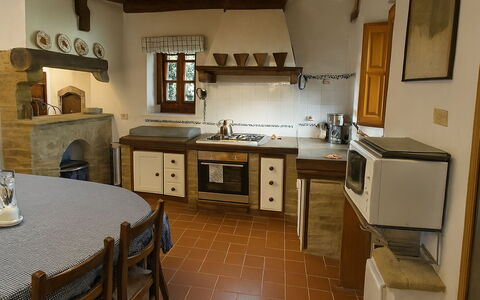 La Novellina – Historic Villa with Pool on an Orga: Küche, Interior Design, Flooring, Holz, Möbel, Küchengerät, Countertop, Decke, Cabinetry, Zimmer