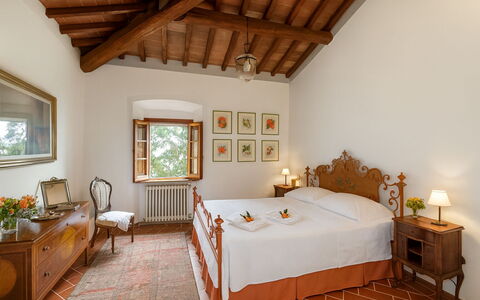 La Novellina – Historic Villa with Pool on an Orga: Möbel, Wand, Interior Design, Schlafzimmer, Bett, Flooring, Decke, Tabelle, Zuhause, Fussboden
