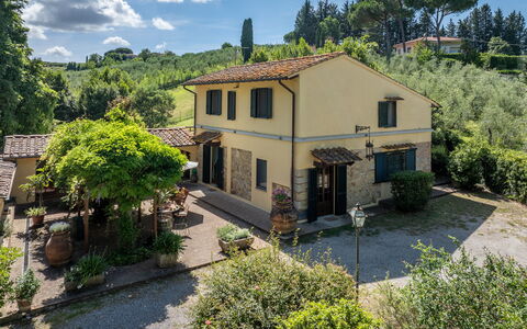 Podere la Botte, Pool, Lari: Strauch, Haus, Wohngebiet, Hütte, Zuhause, Dach, Ländliches Gebiet, Estate, Garten, Landscaping