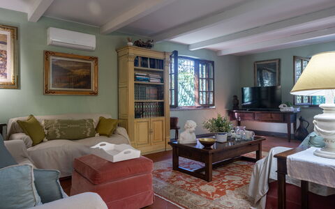 Podere la Botte, Pool, Lari: Möbel, Interior Design, Couch, Wand, Flooring, Fussboden, Holz, Zimmer, Decke, Wohnzimmer